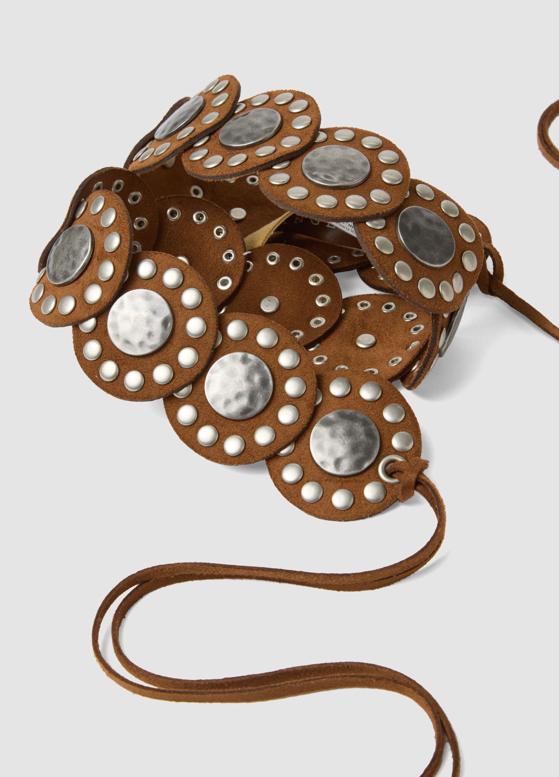 Cintura marrone con dischi decorativi e lacci