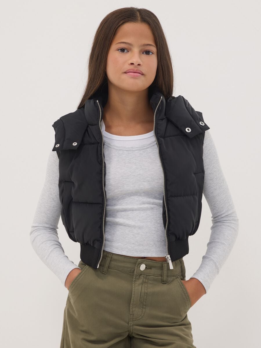 Gilet nero imbottito con cappuccio e zip_1