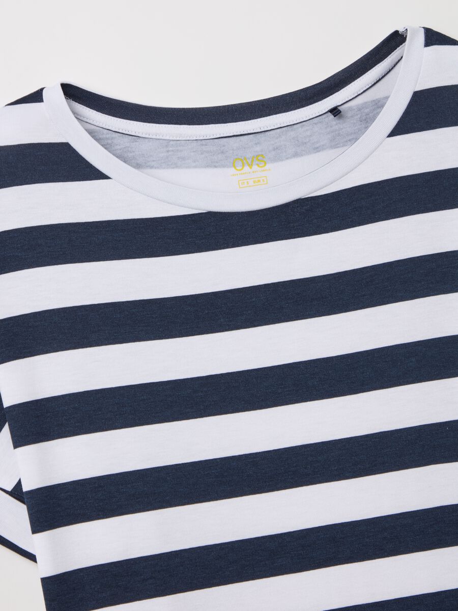 Blue and white striped T-shirt with short sleeves_5
