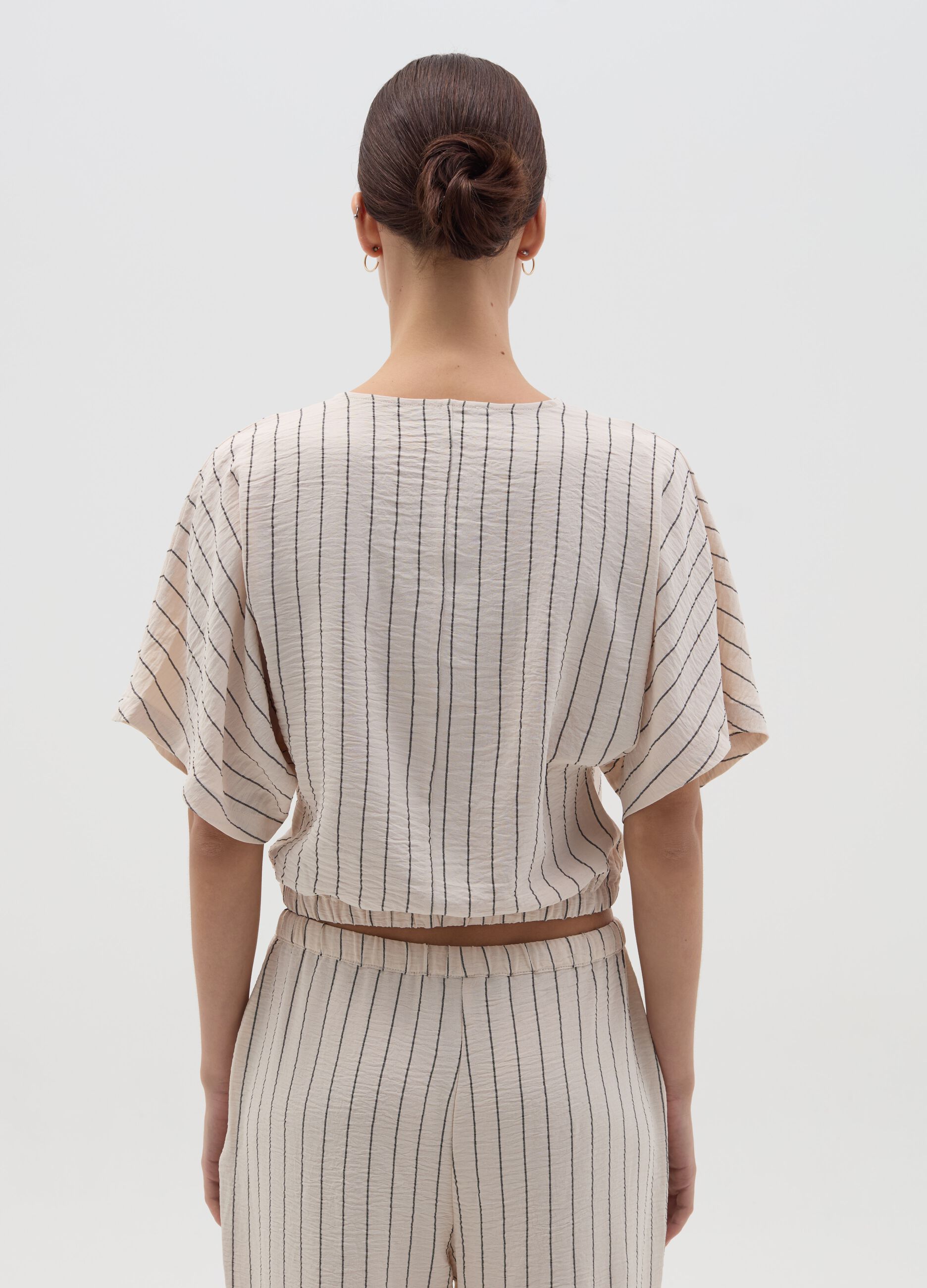 Blusa corta incrociata a righe beige