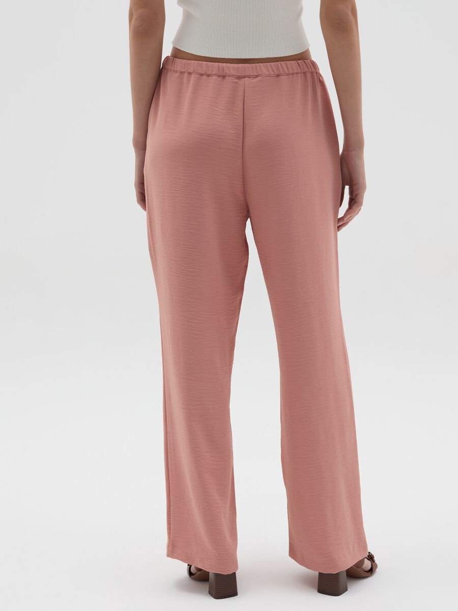 Crinkle-effect fluid trousers_3