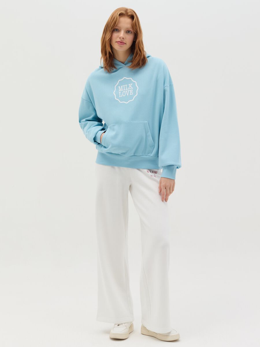 Sweatshirt with hood and pocket_1
