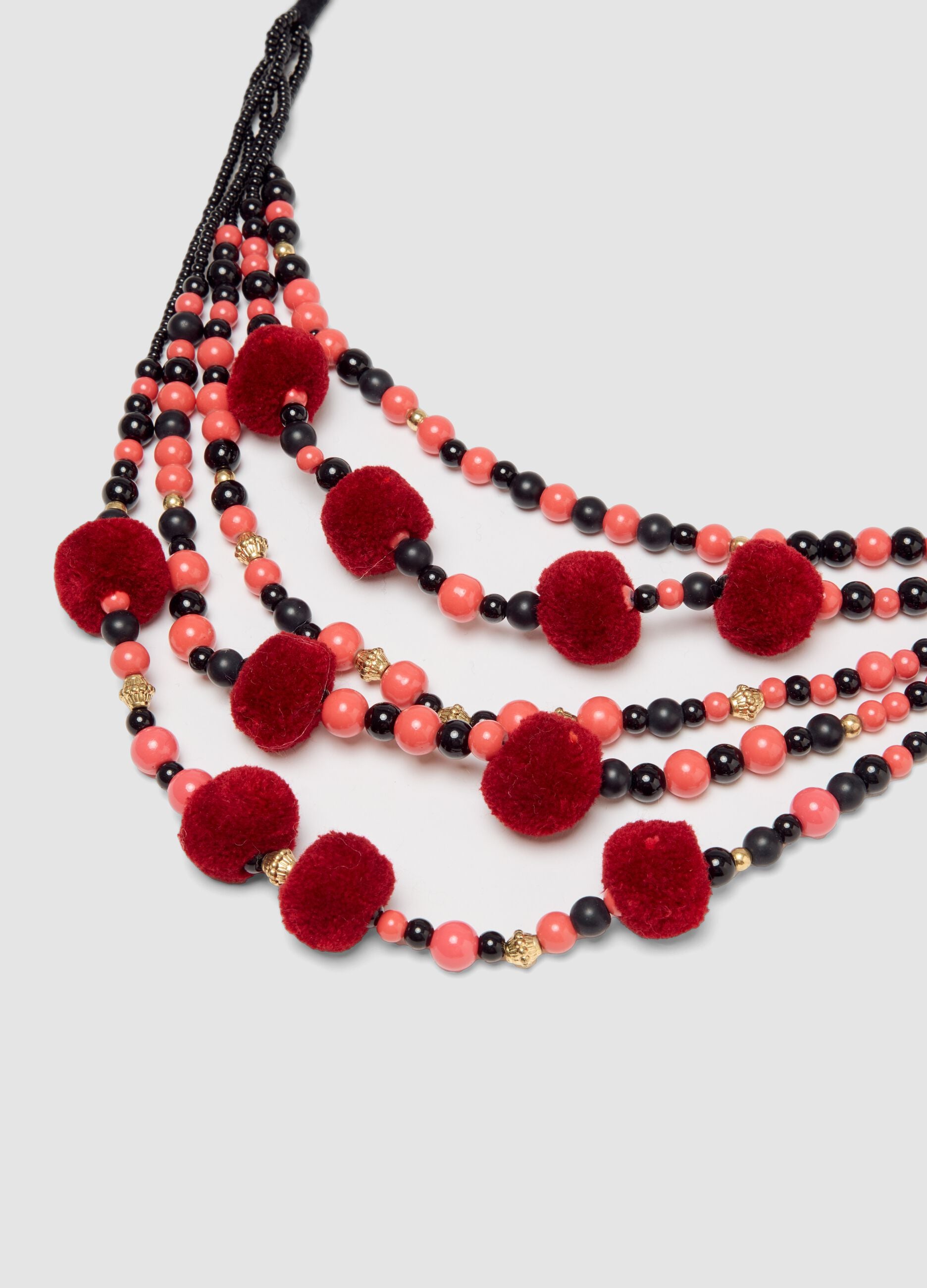 Collana nera e rossa a fili multipli con pon pon