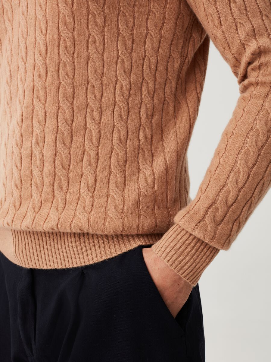 Pullover in cashmere con lavorazione a trecce_3