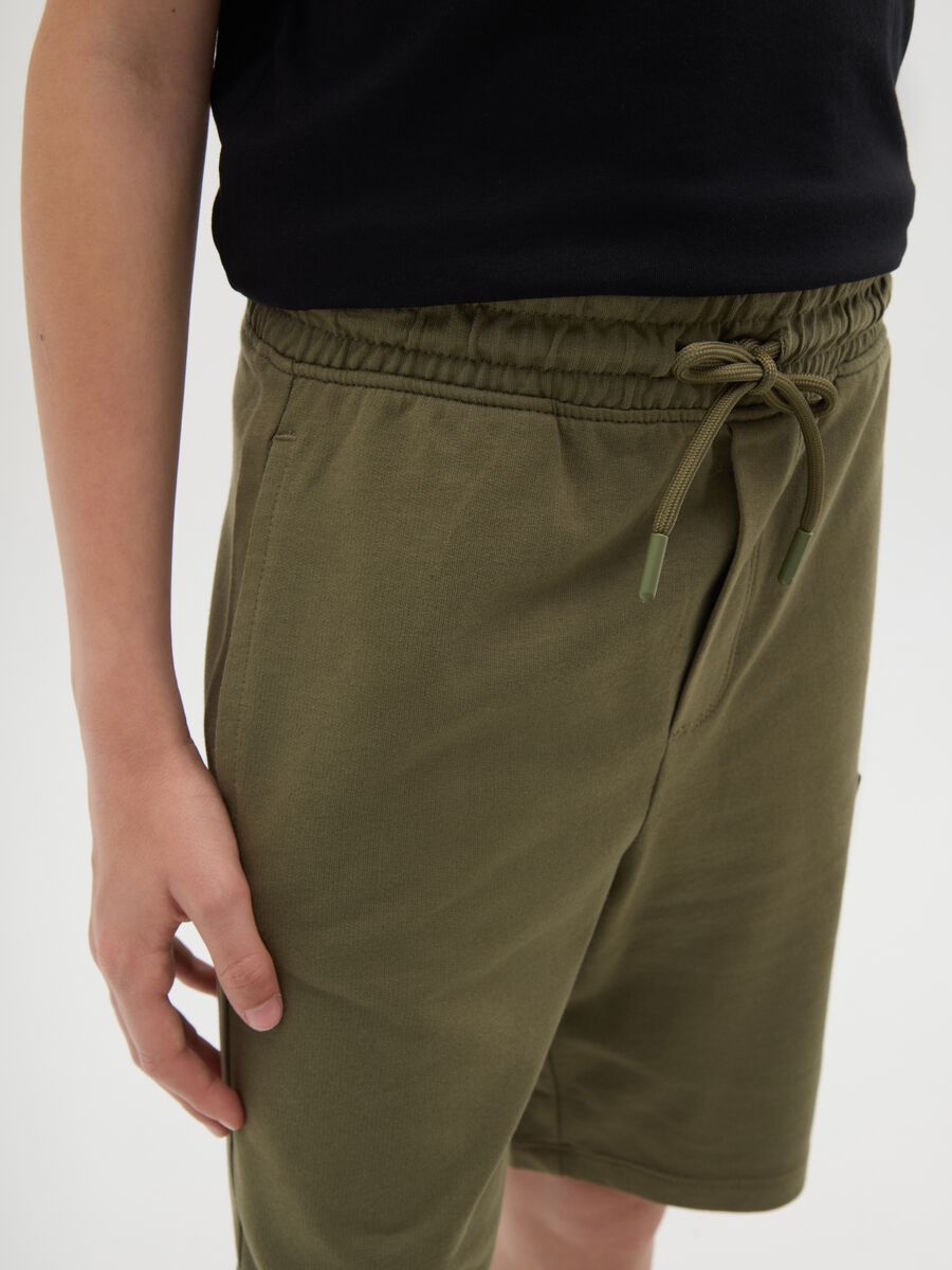 Green cargo Bermuda joggers in cotton with drawstring_1