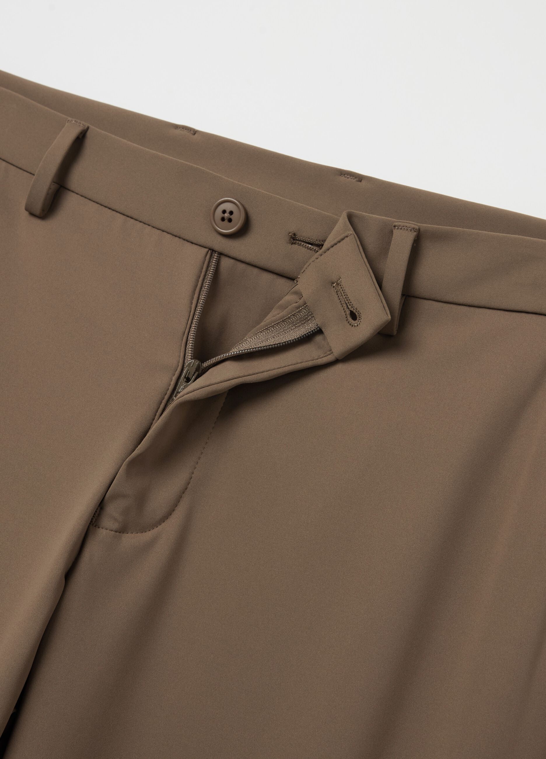 Pantalone chino in tessuto tecnico 