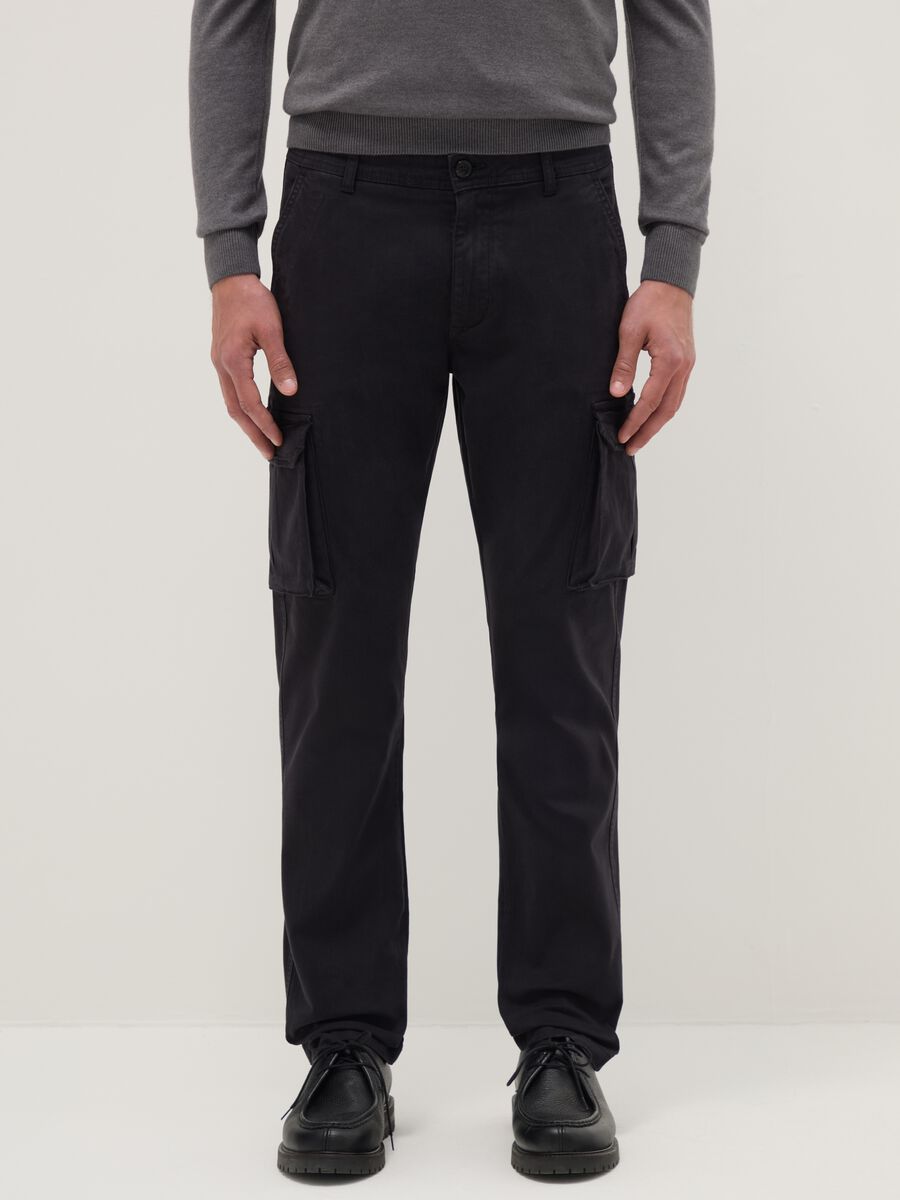 Pantaloni cargo neri in cotone elasticizzato slim fit_1