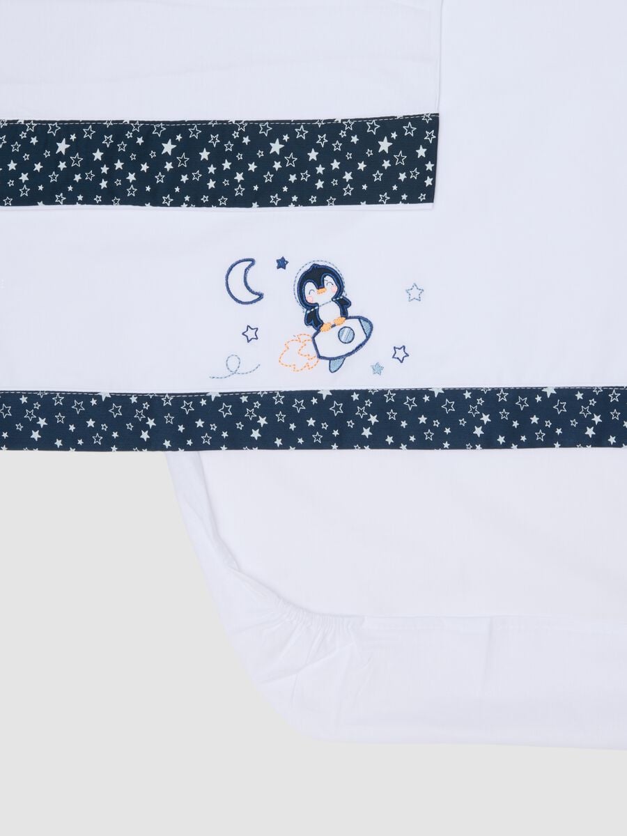 Lenzuolino bianco e blu in puro cotone con stampa pinguino per neonato_1