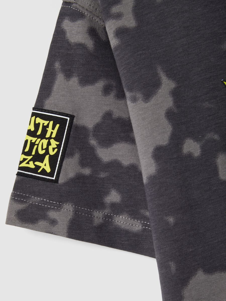 T-shirt in puro cotone grigio da bambino regular fit con stampa_3