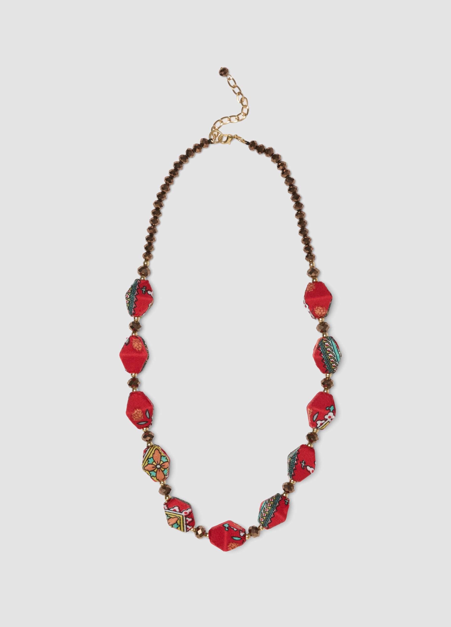 Collana rossa con perline e dettagli etnici