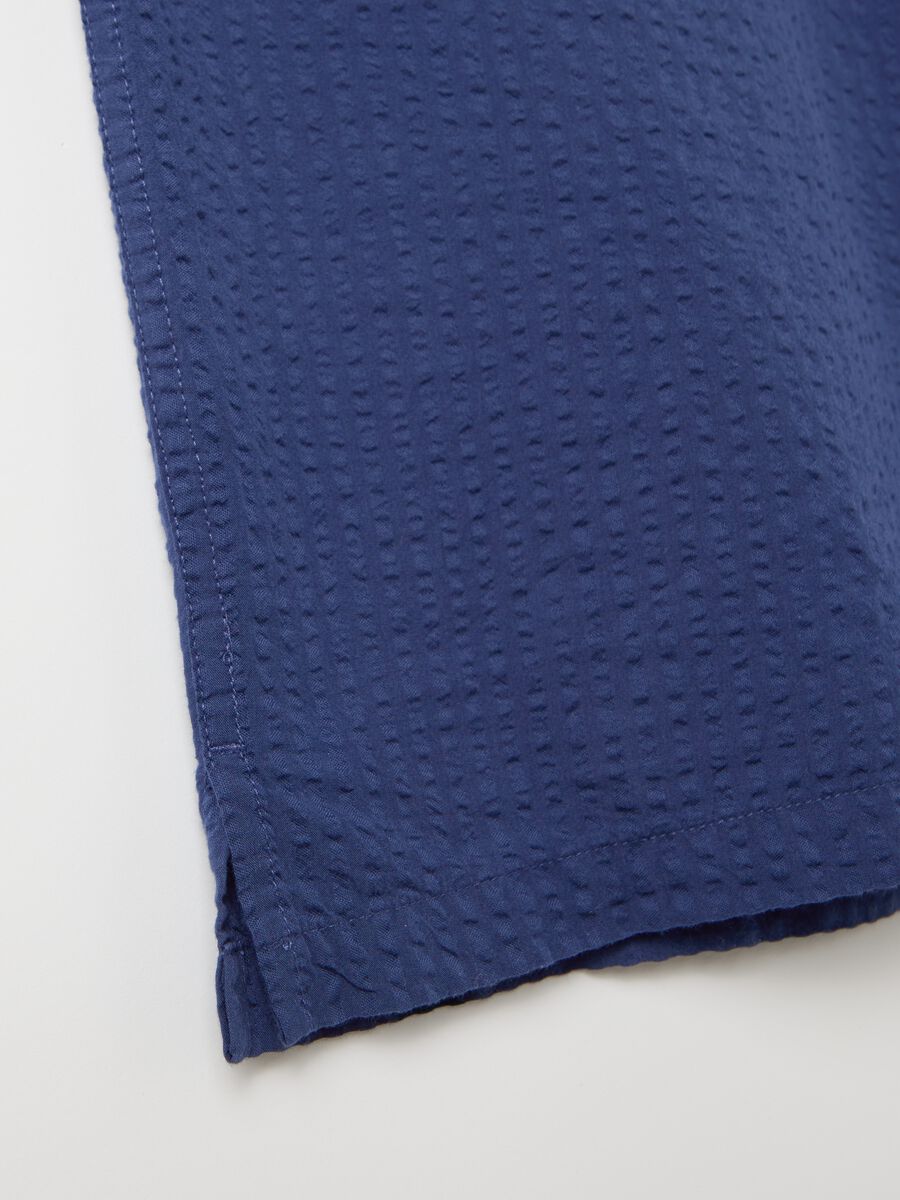 Short-sleeve blue seersucker shirt_5