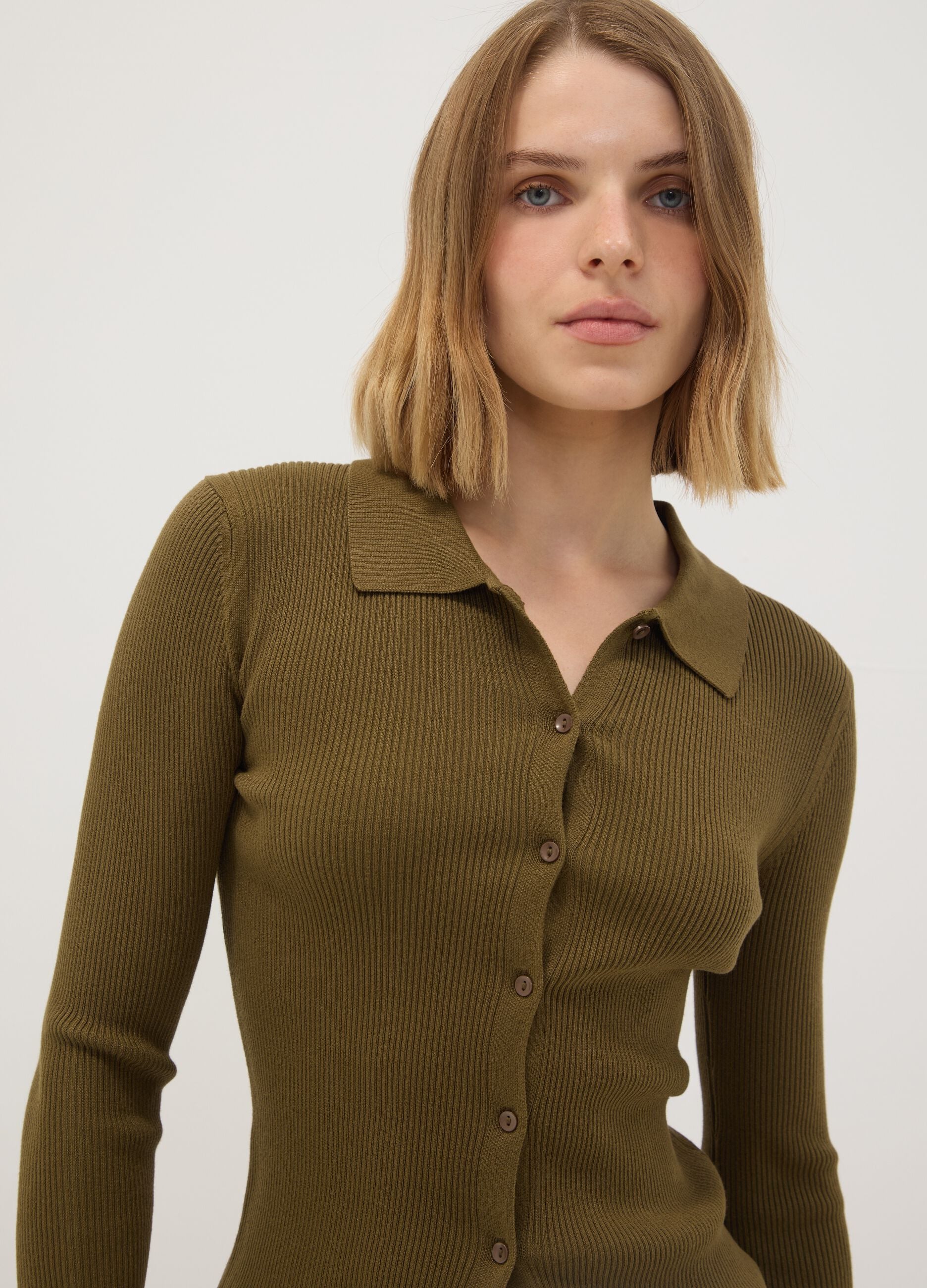Cardigan fitted verde a coste in misto viscosa con colletto polo