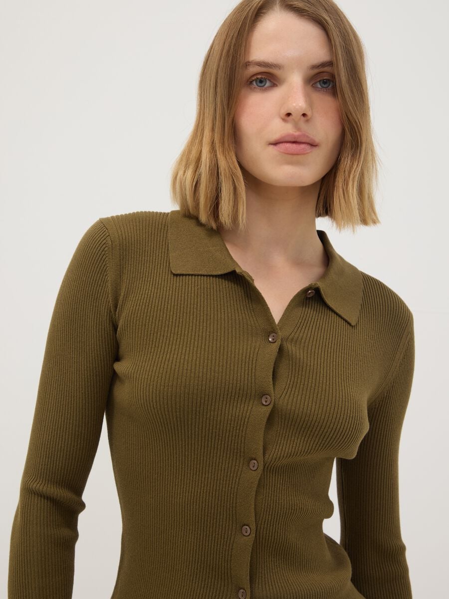 Cardigan fitted verde a coste in misto viscosa con colletto polo_2