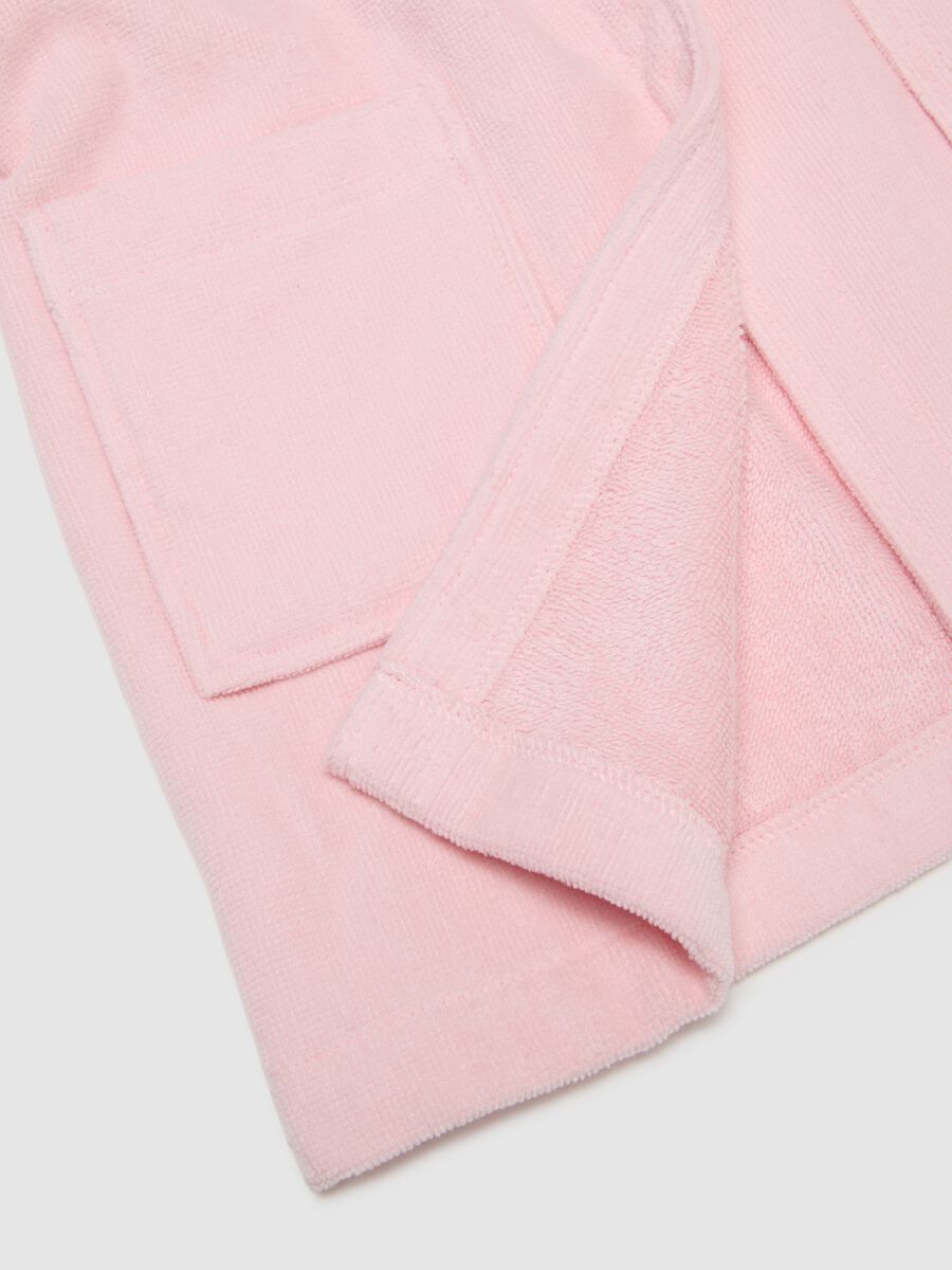 Pink baby cotton bathrobe with applied details_3