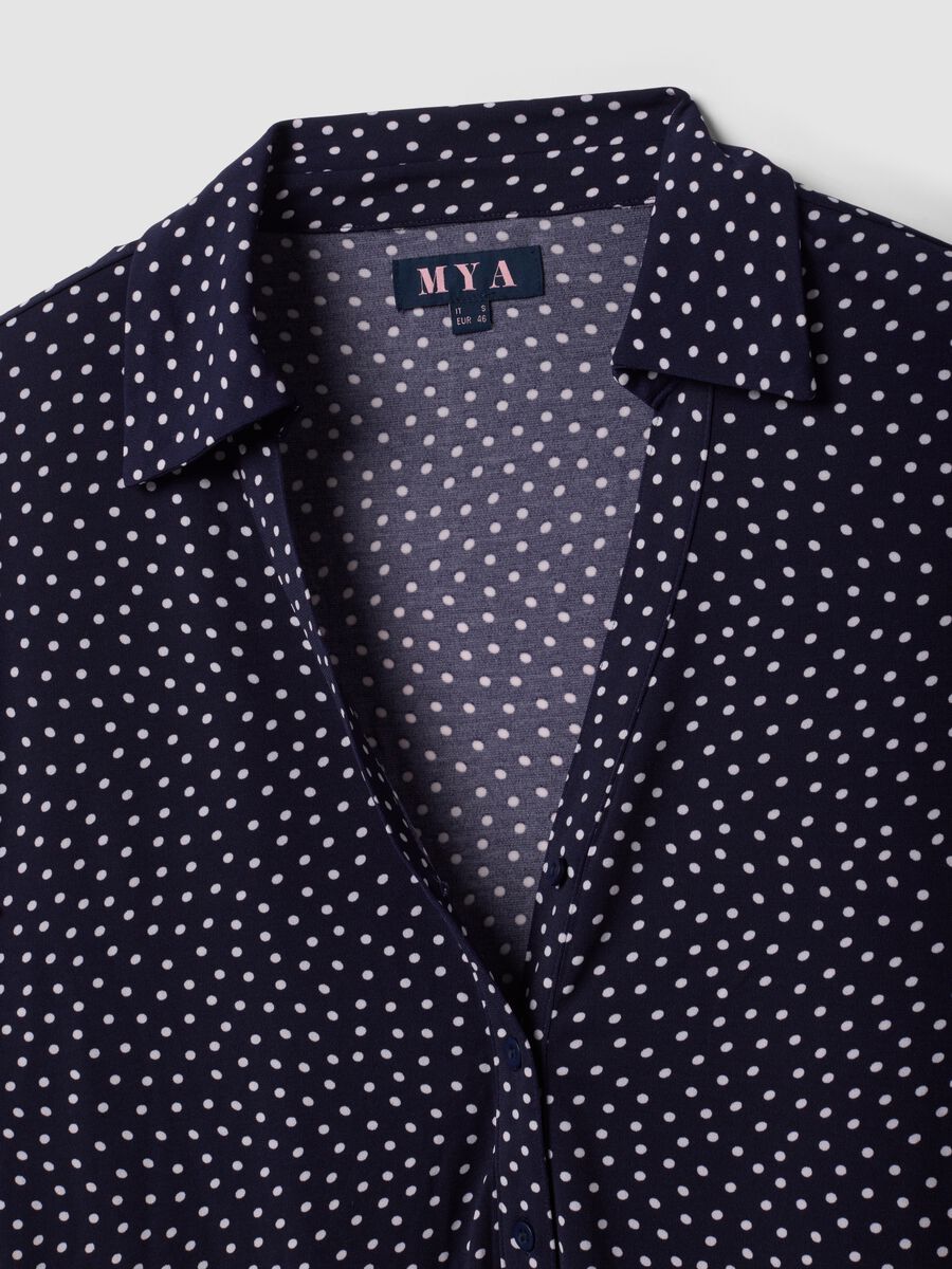 T-shirt blu in tessuto elasticizzato con colletto a pois regular fit_1