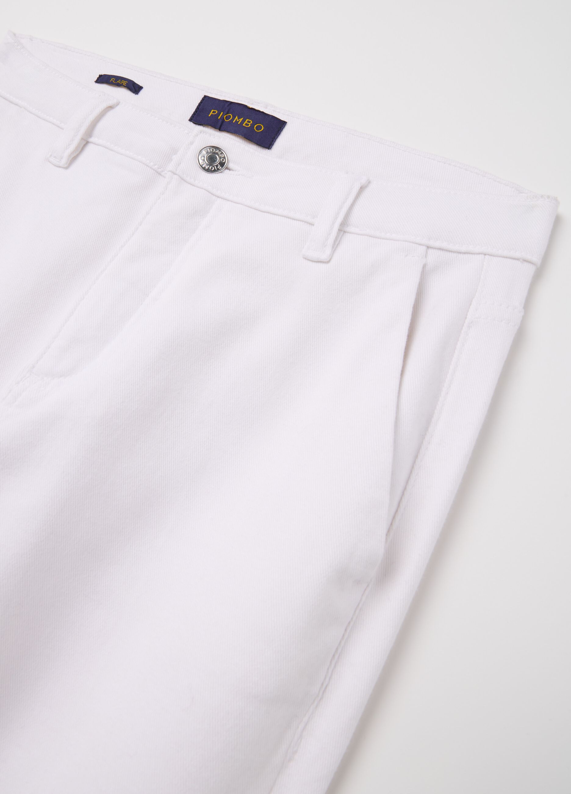 Pantalone chino flare fit in twill