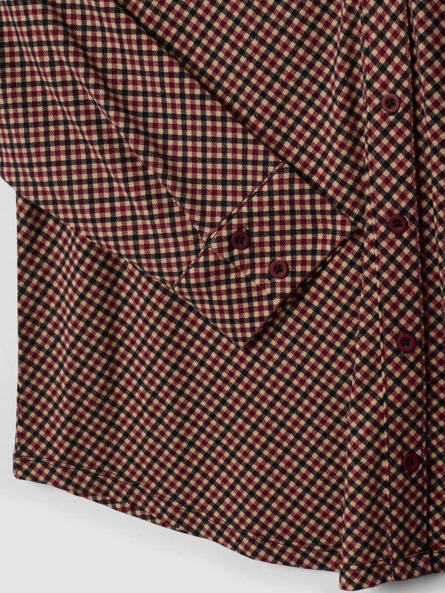 T-shirt marrone in tessuto elasticizzato con colletto a quadri regular fit_1