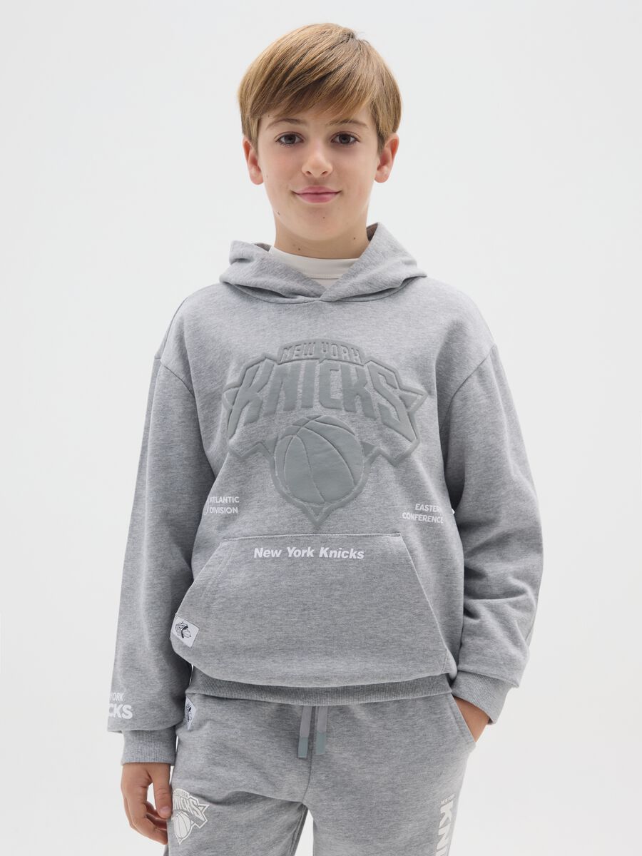 Felpa da ragazzo in puro cotone grigia con stampa Knicks_0