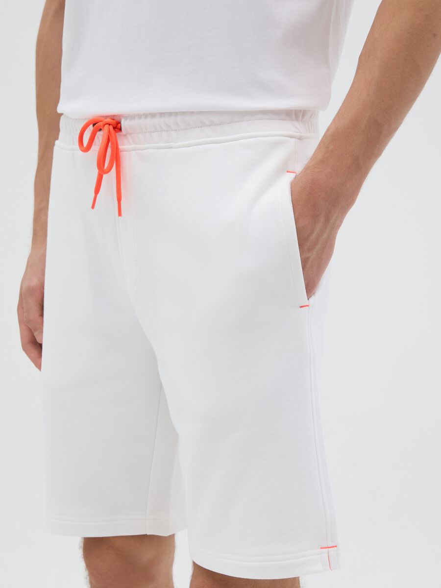 Men's white cotton blend regular fit shorts_2