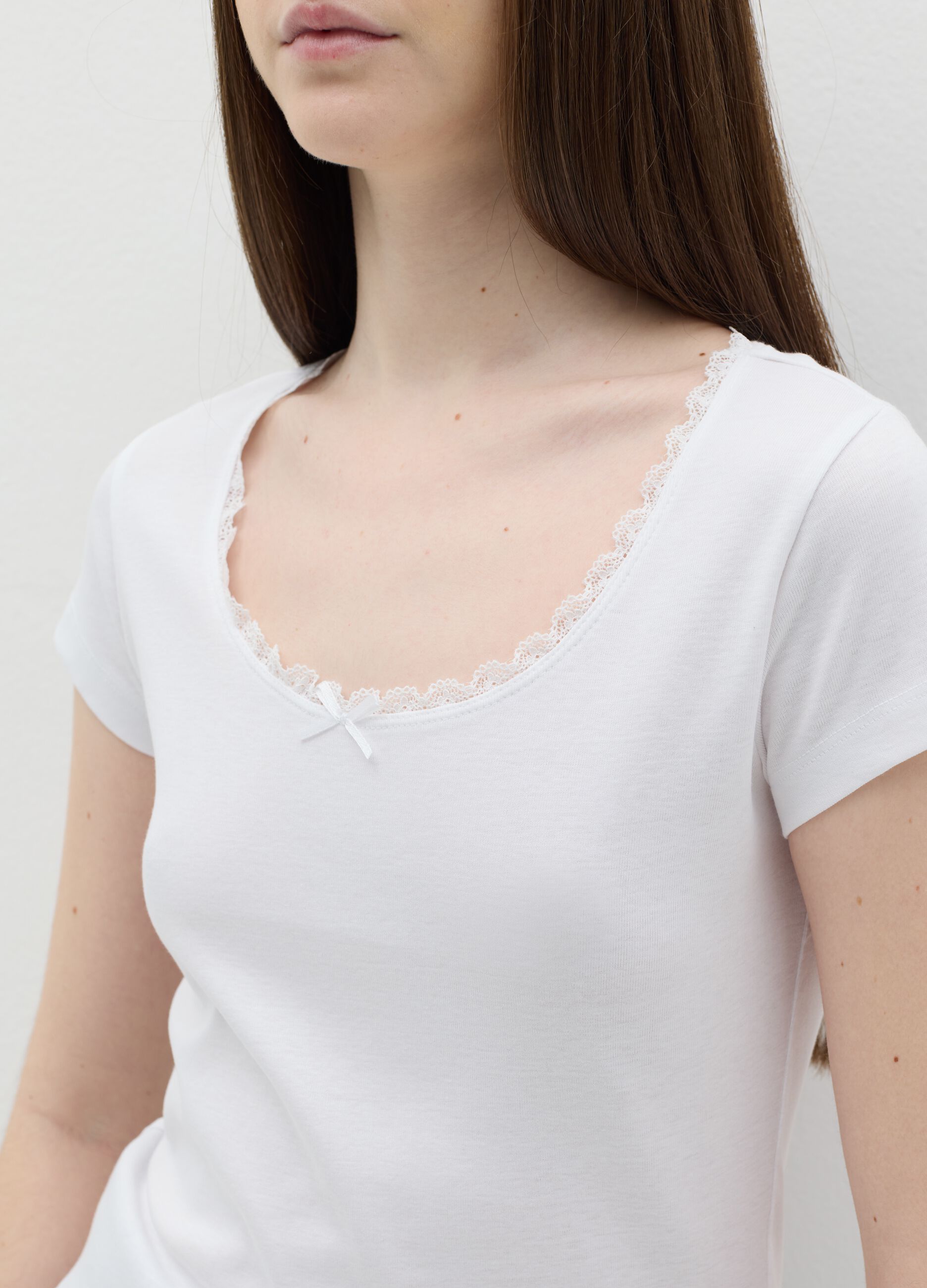 T-shirt with round neck, lace and bow