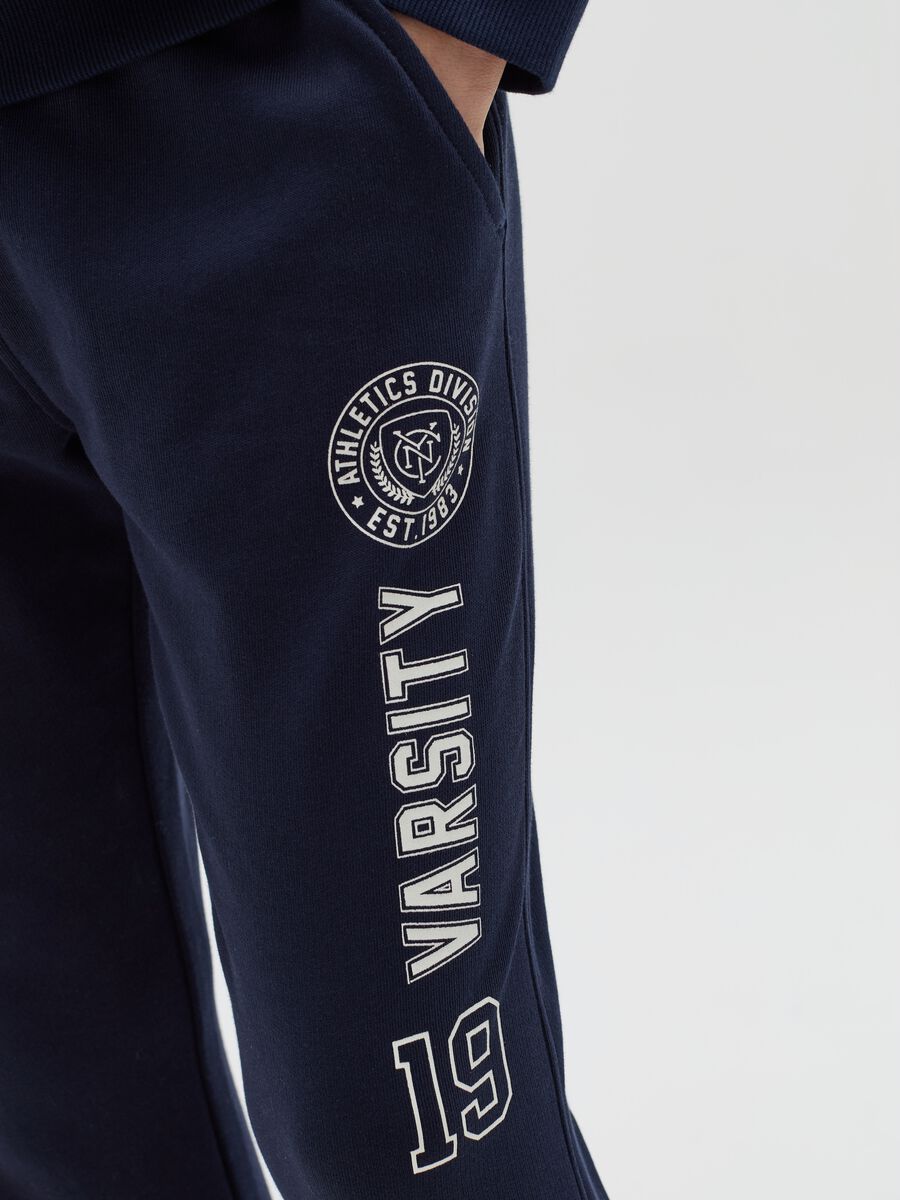 Fleece joggers with college crest print_2