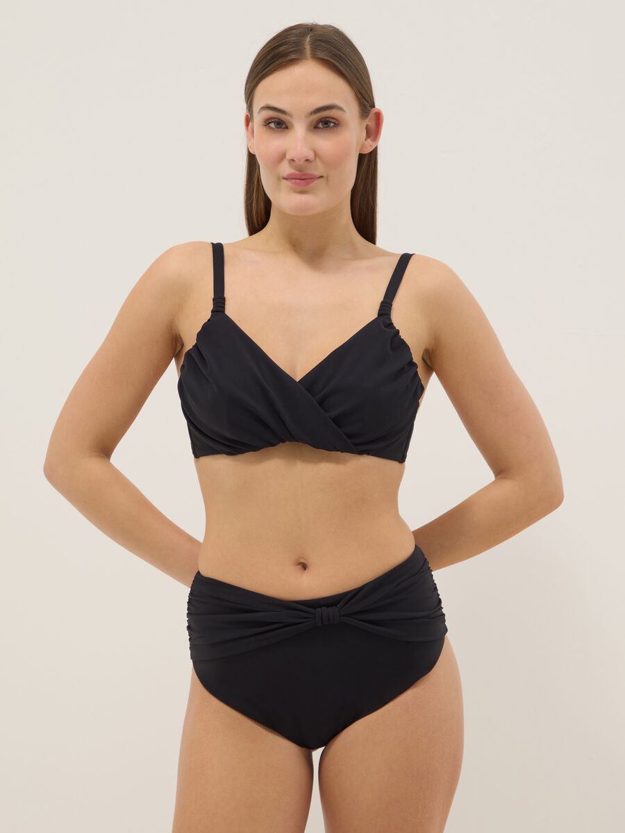 Top bikini nero in tessuto elasticizzato con effetto shaping_1