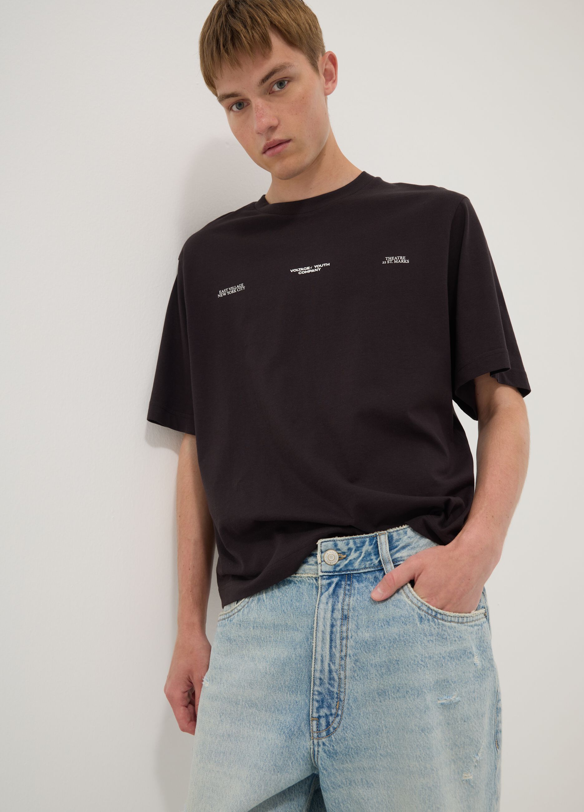 T-shirt nera in puro cotone con stampa frontale