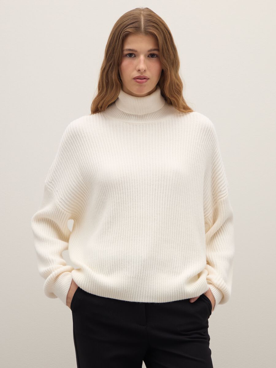 White Turtleneck Sweater_0