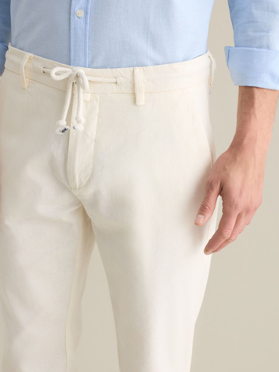 Men's beige regular fit linen blend trousers_2