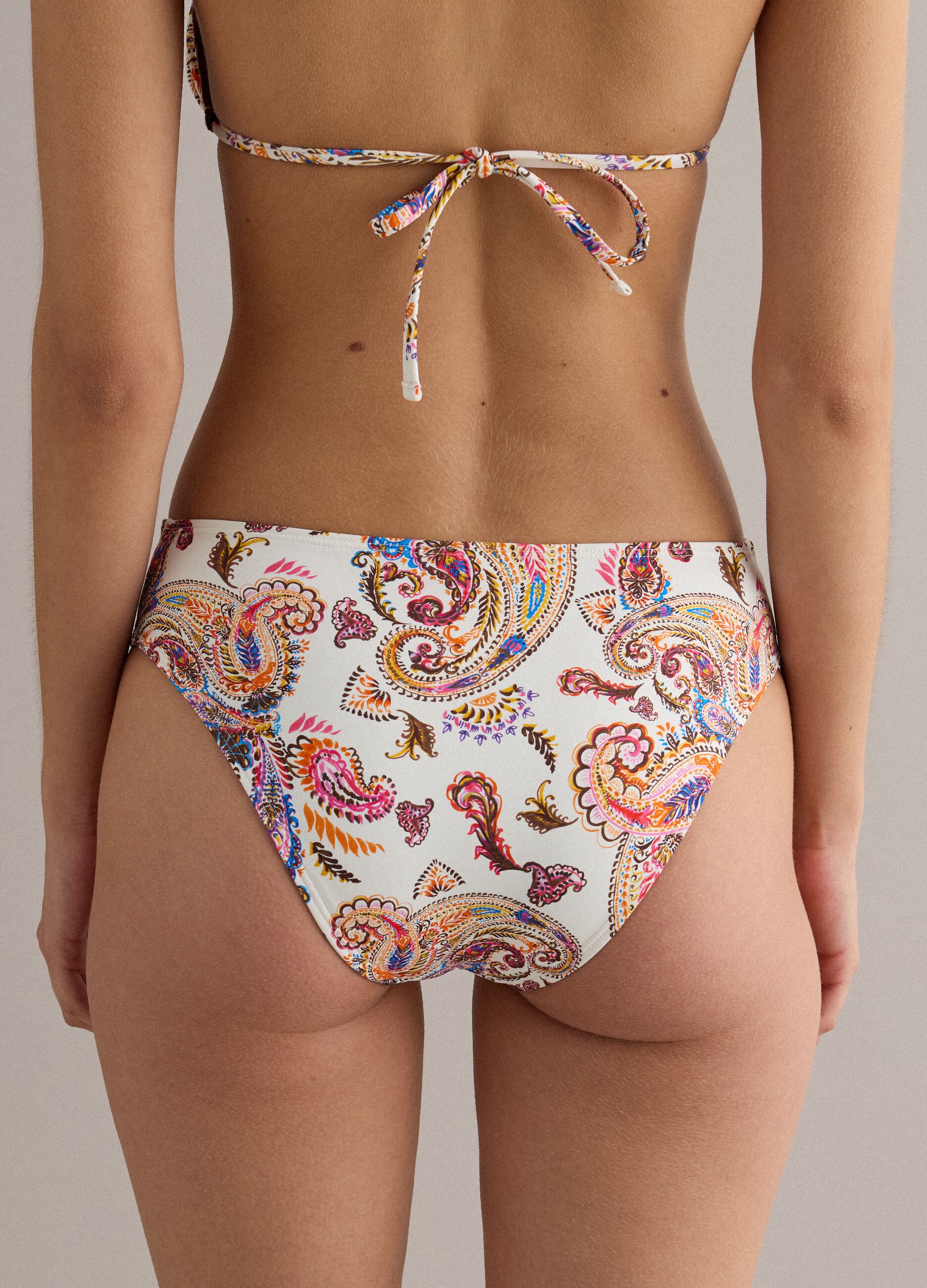 Slip bikini multicolor in tessuto elasticizzato con fantasia paisley