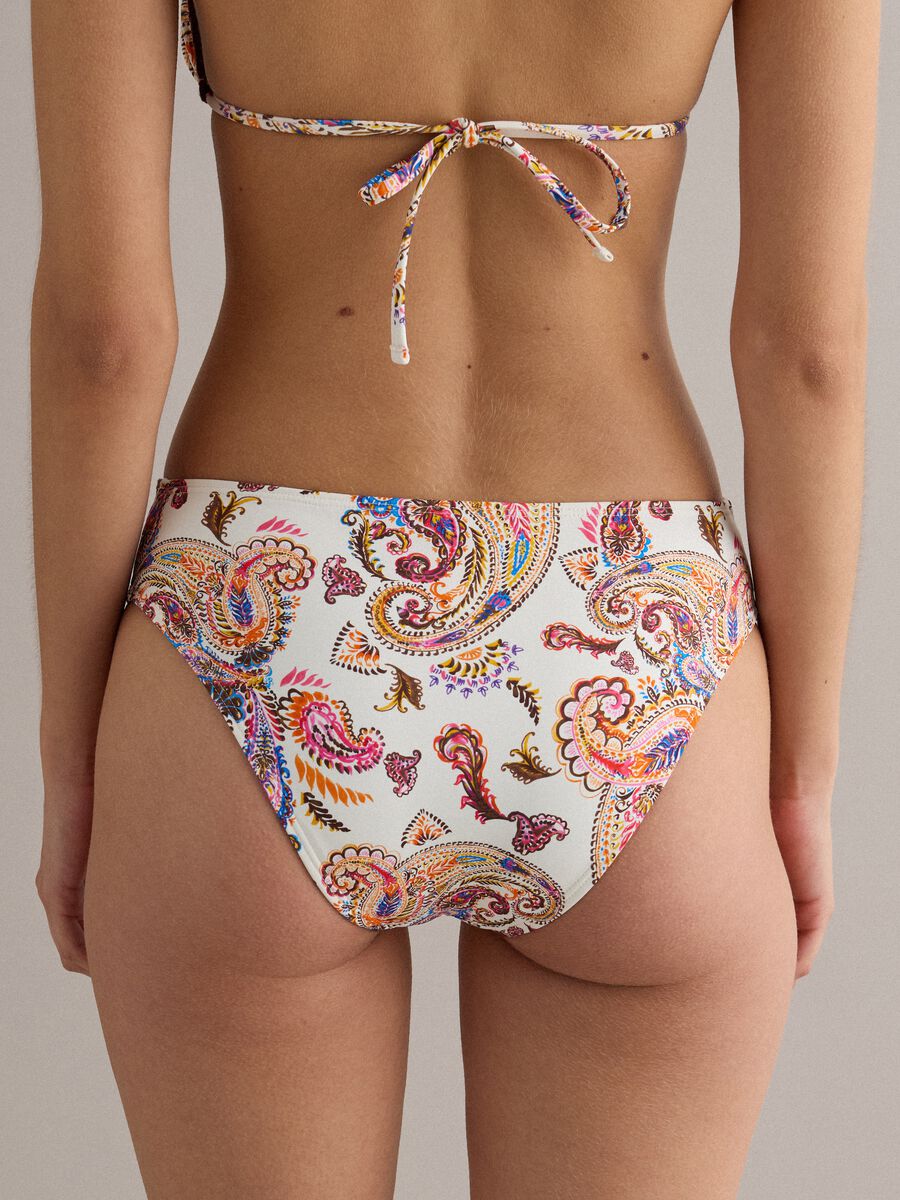 Slip bikini multicolor in tessuto elasticizzato con fantasia paisley_3