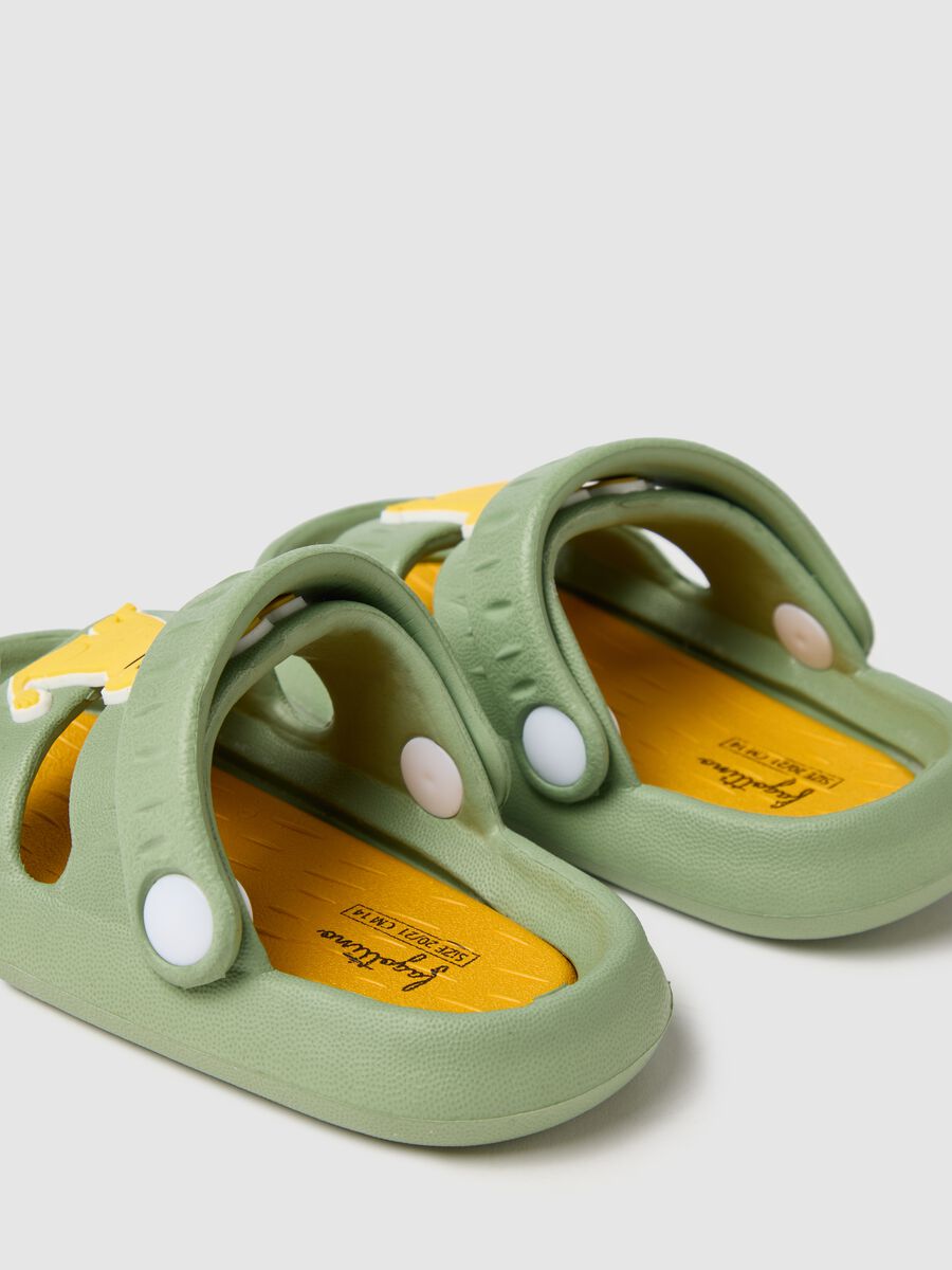 Green sandals with lion-shaped decoration_2