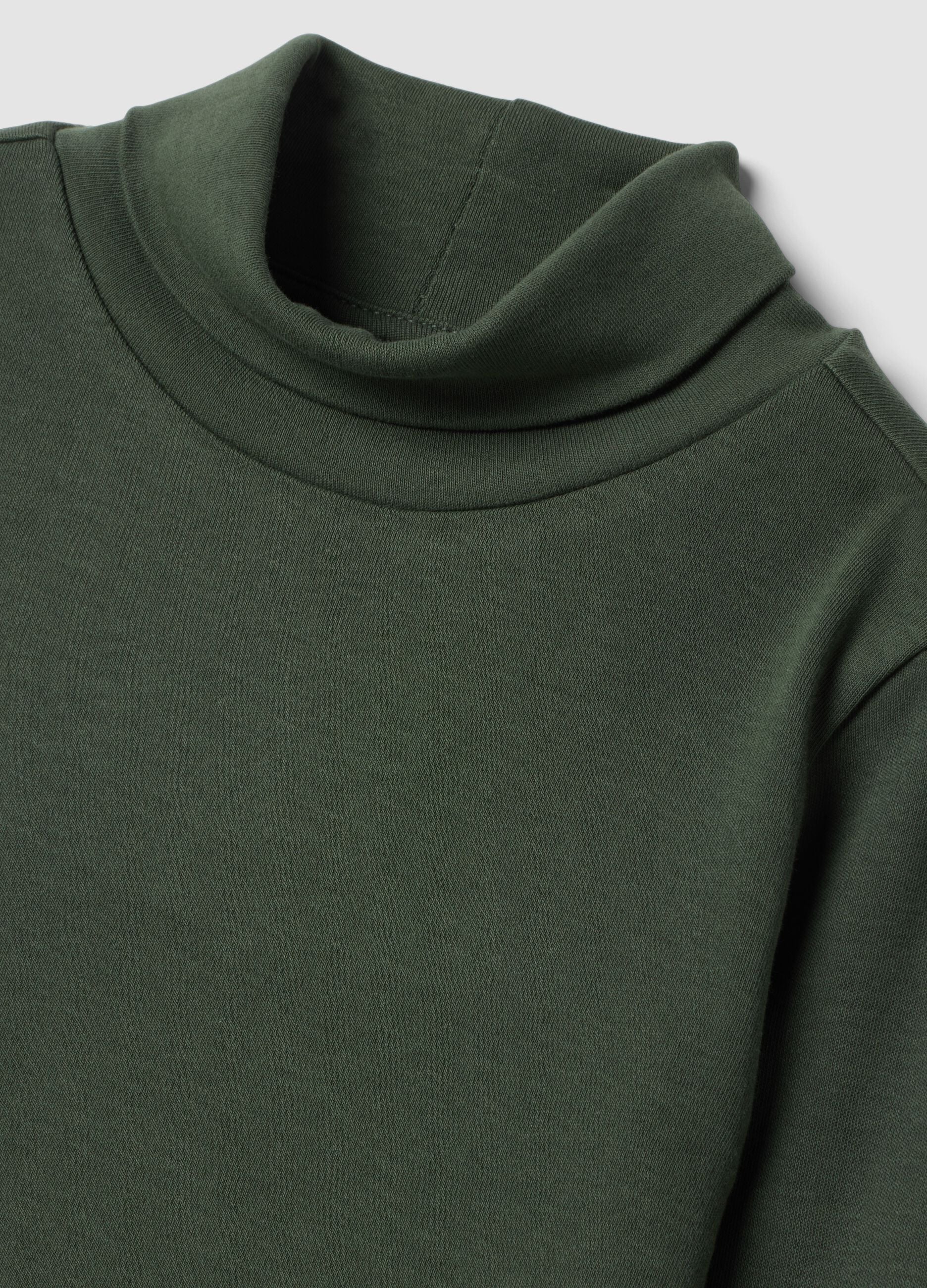 Maglia verde bosco dolcevita in puro cotone organico