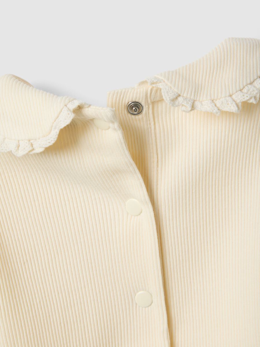 Body in puro cotone beige a righe da neonato con collo arricciato_2