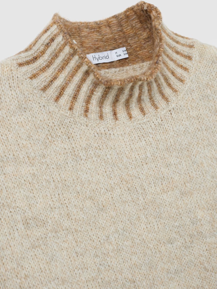 Maglione beige con collo alto e bordi a contrasto_1