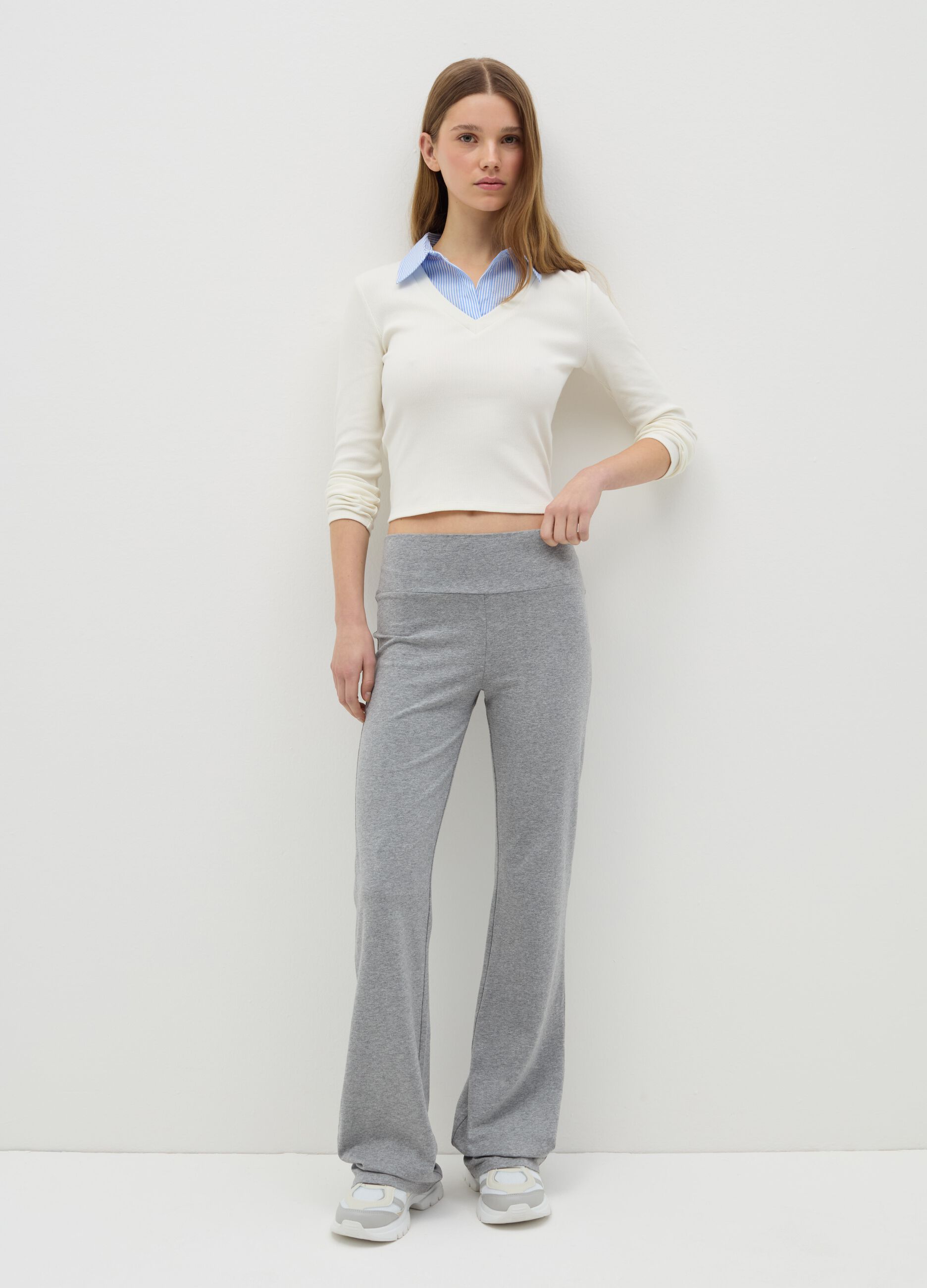 T-shirt a costine bianco con colletto a contrasto