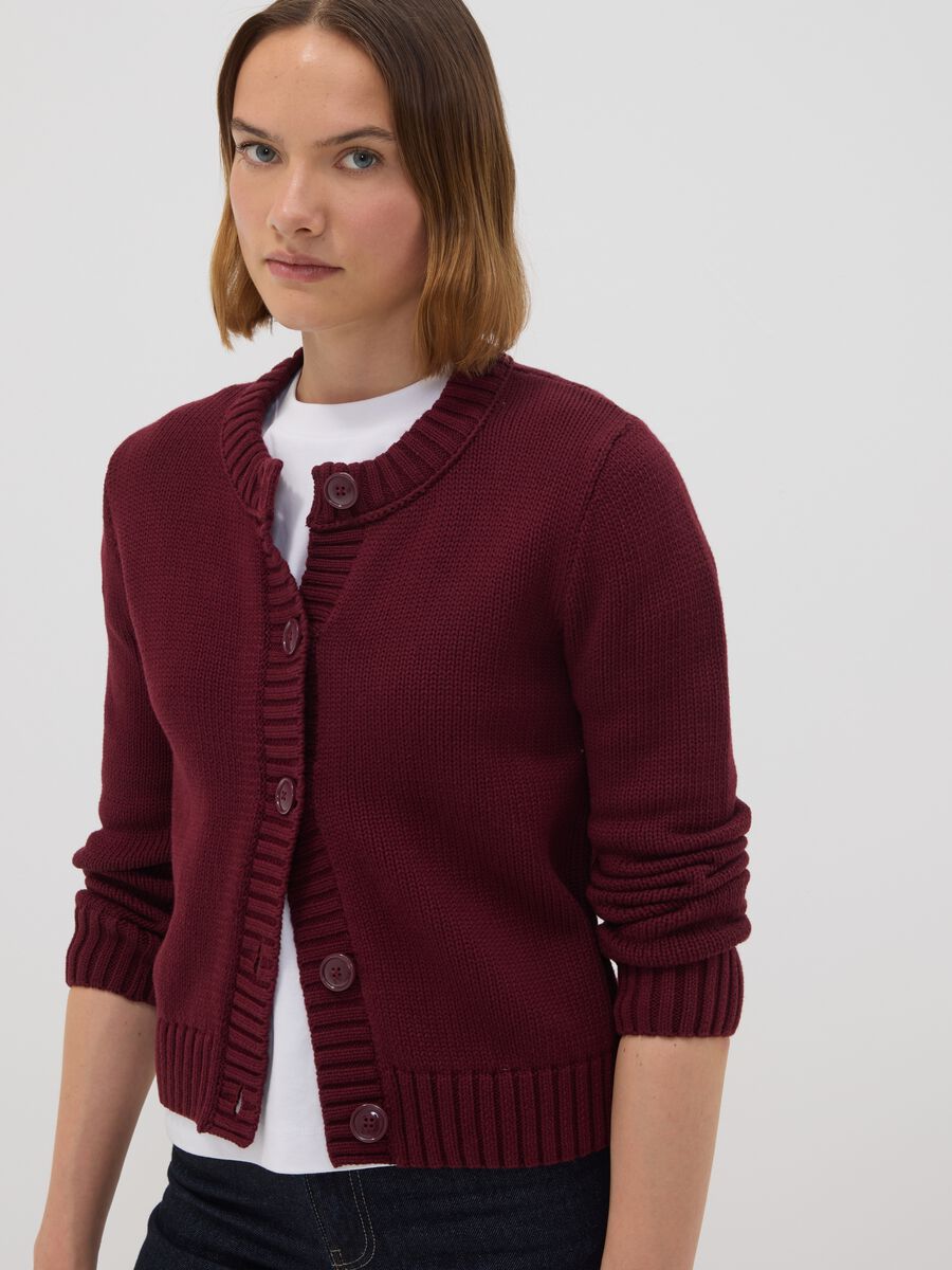 Cardigan rosso in puro cotone con girocollo e bottoni regular fit_2