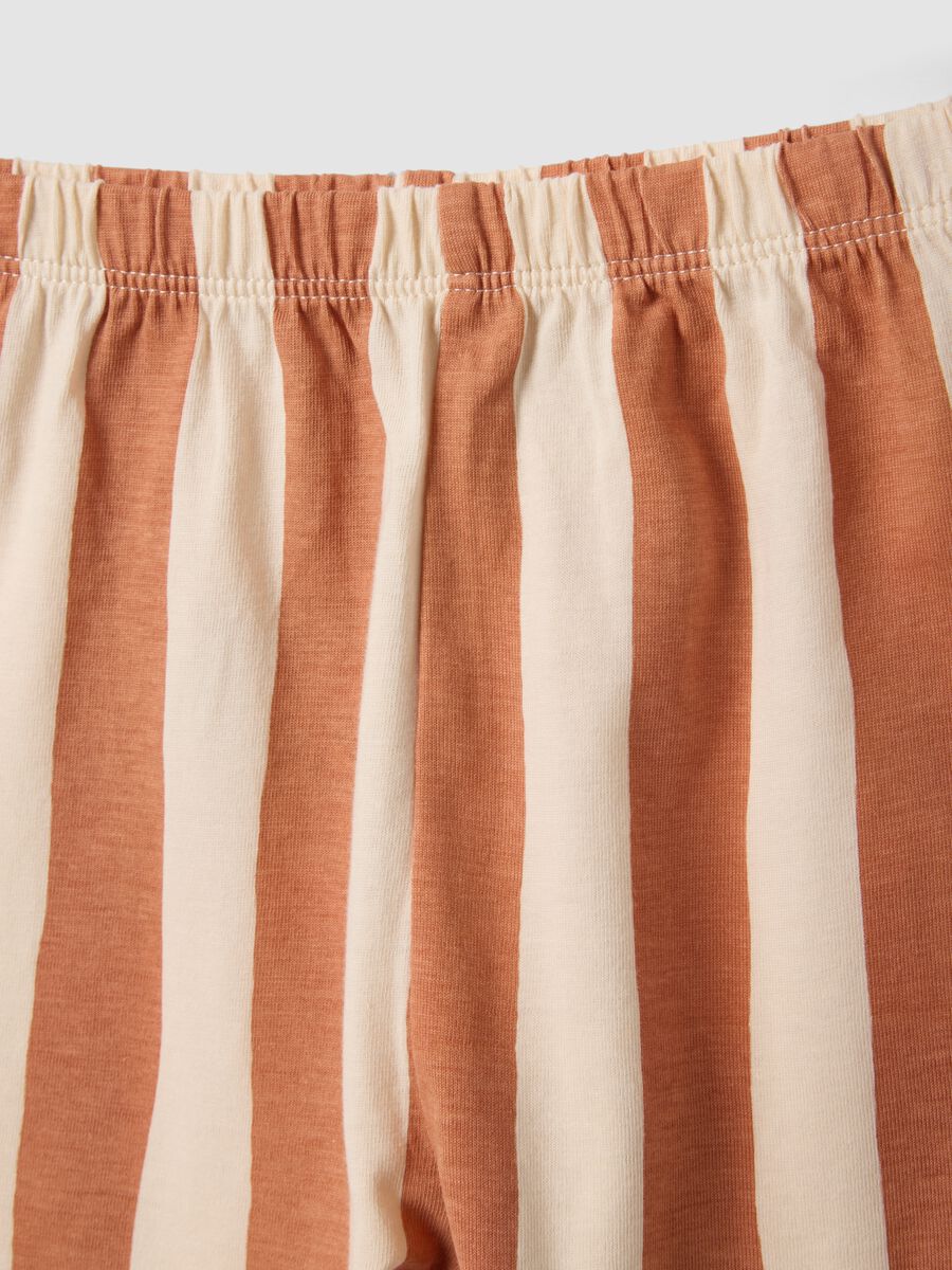 Pigiama beige in puro cotone organico da neonato con canotta e shorts_3