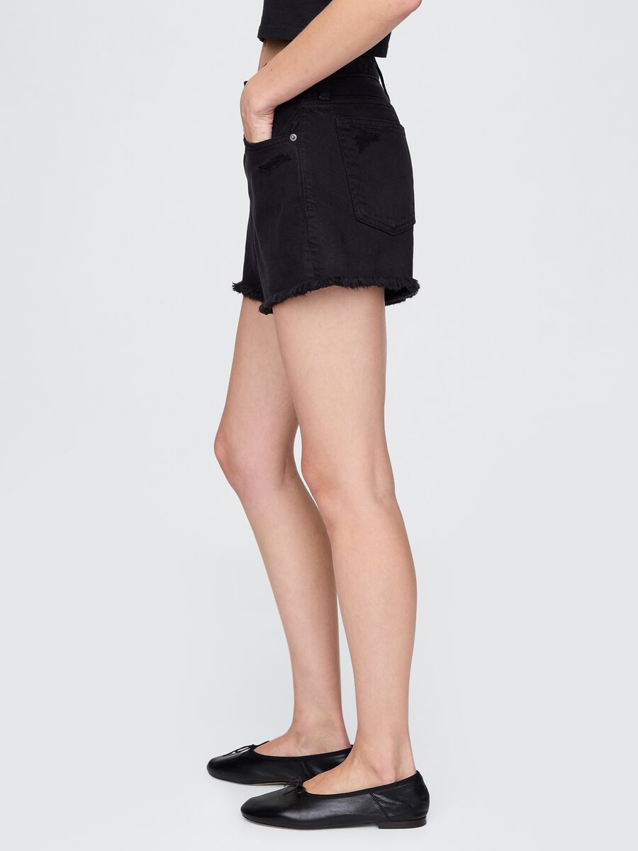 Short in denim nero con orlo sfrangiato_3