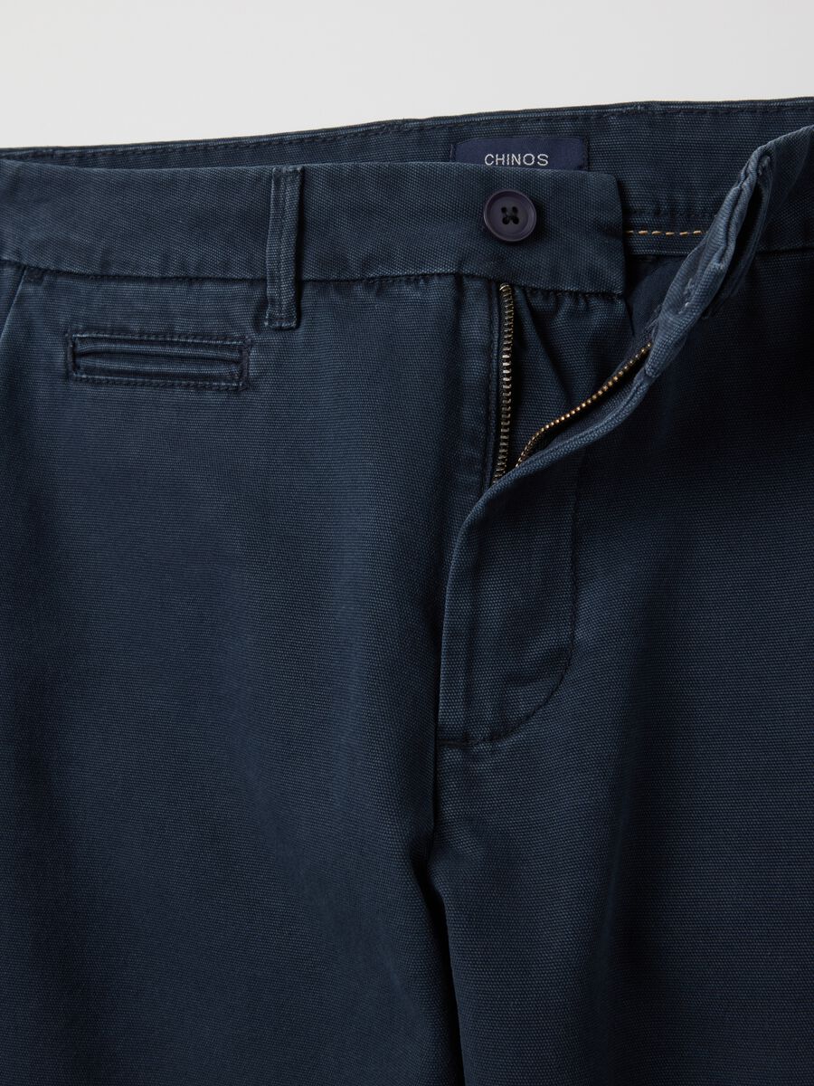 Pantaloni chino in cotone blu slim fit_1