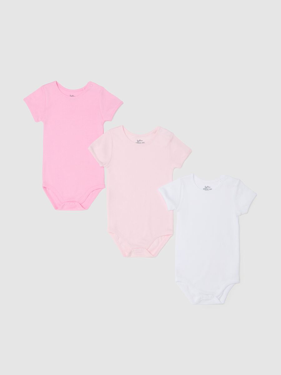 Three-pack short-sleeved bodysuits in organic cotton_0