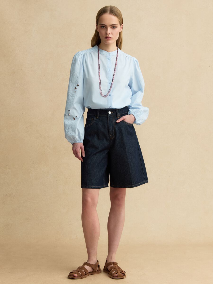 Camicia in puro cotone azzurra regular fit con ricami_3