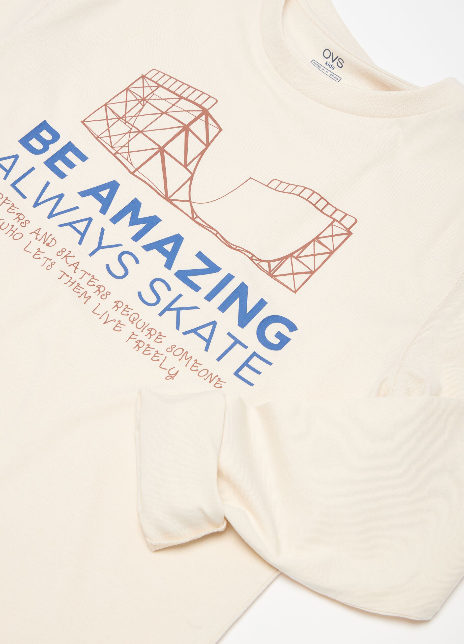 Long pyjamas with skateboard print