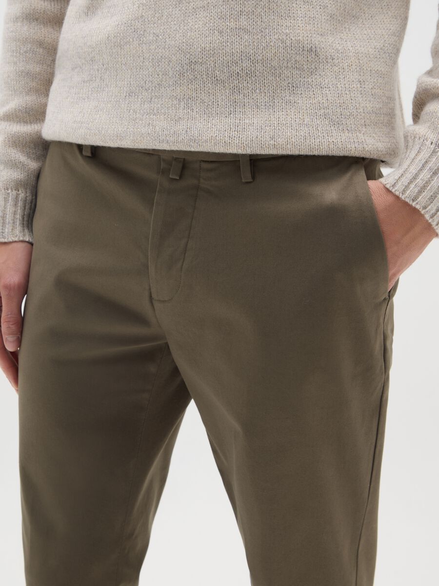 Pantaloni chino verdi in misto cotone elasticizzato slim fit_3