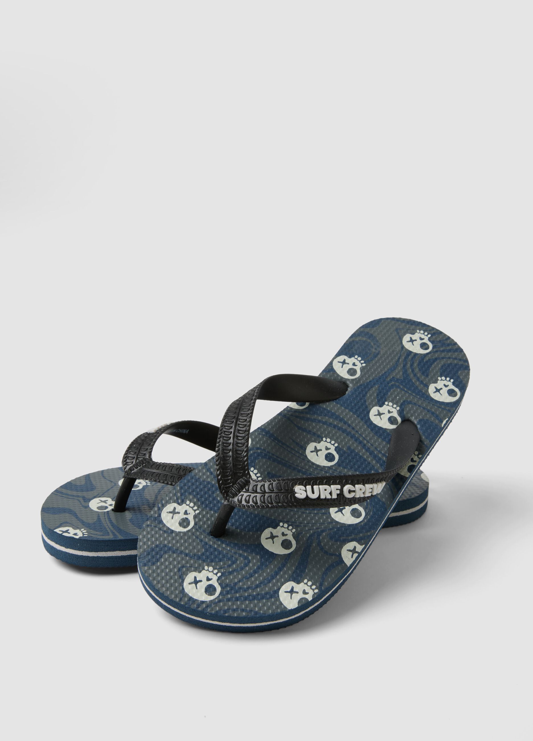 Blue printed flip-flops