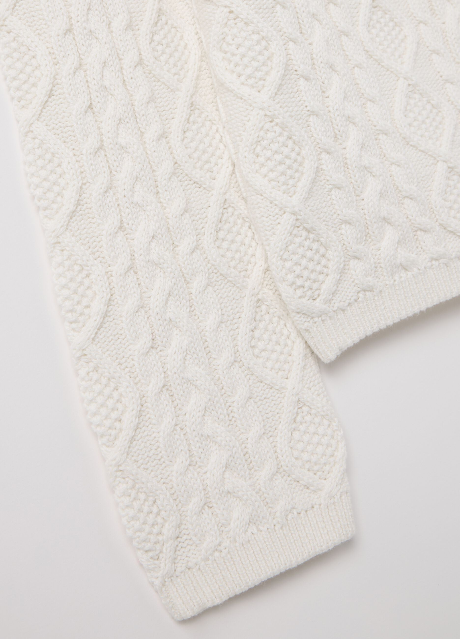Cable-knit pullover with diamond motif