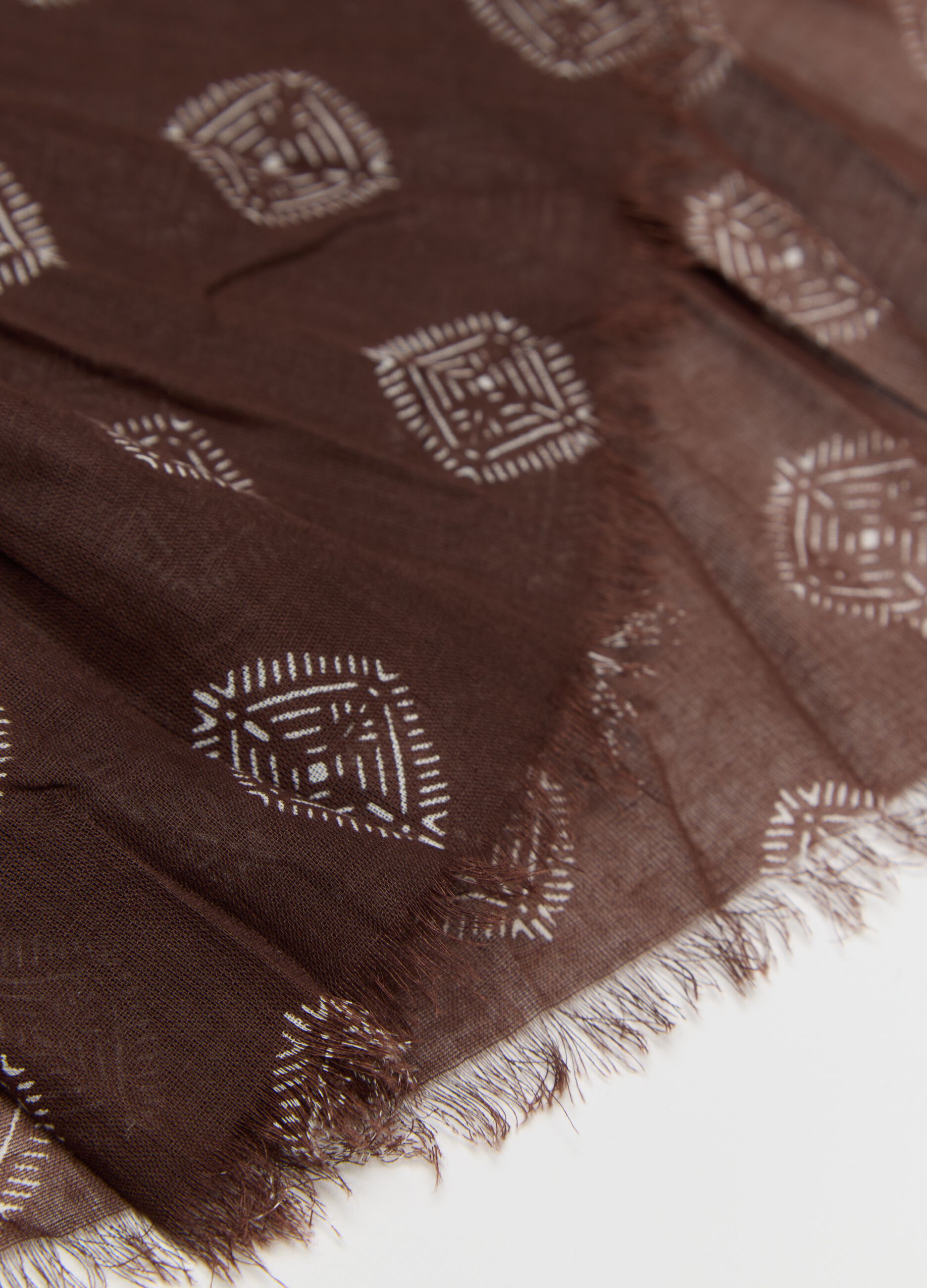 Brown cotton scarf with geometric motifs