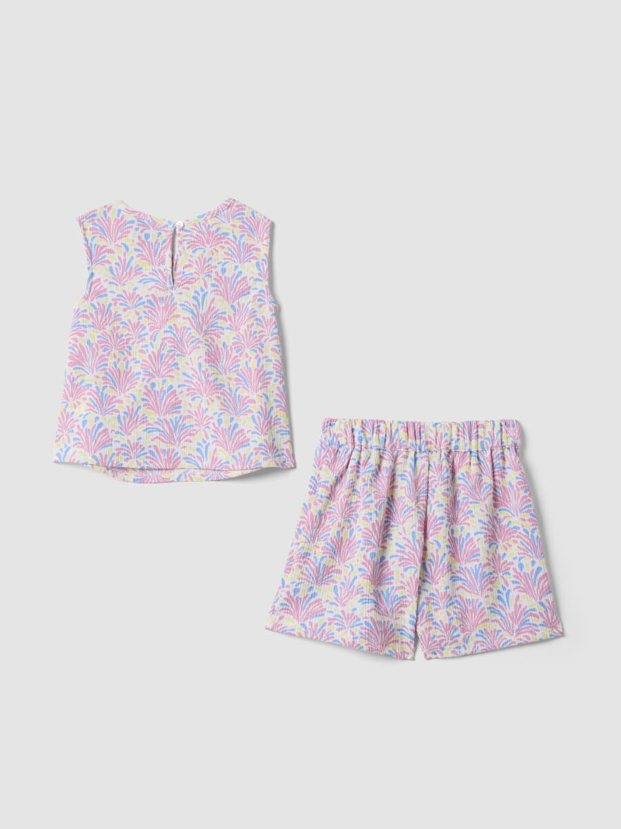 Completo rosa in tessuto elasticizzato con top e shorts per bambina_1