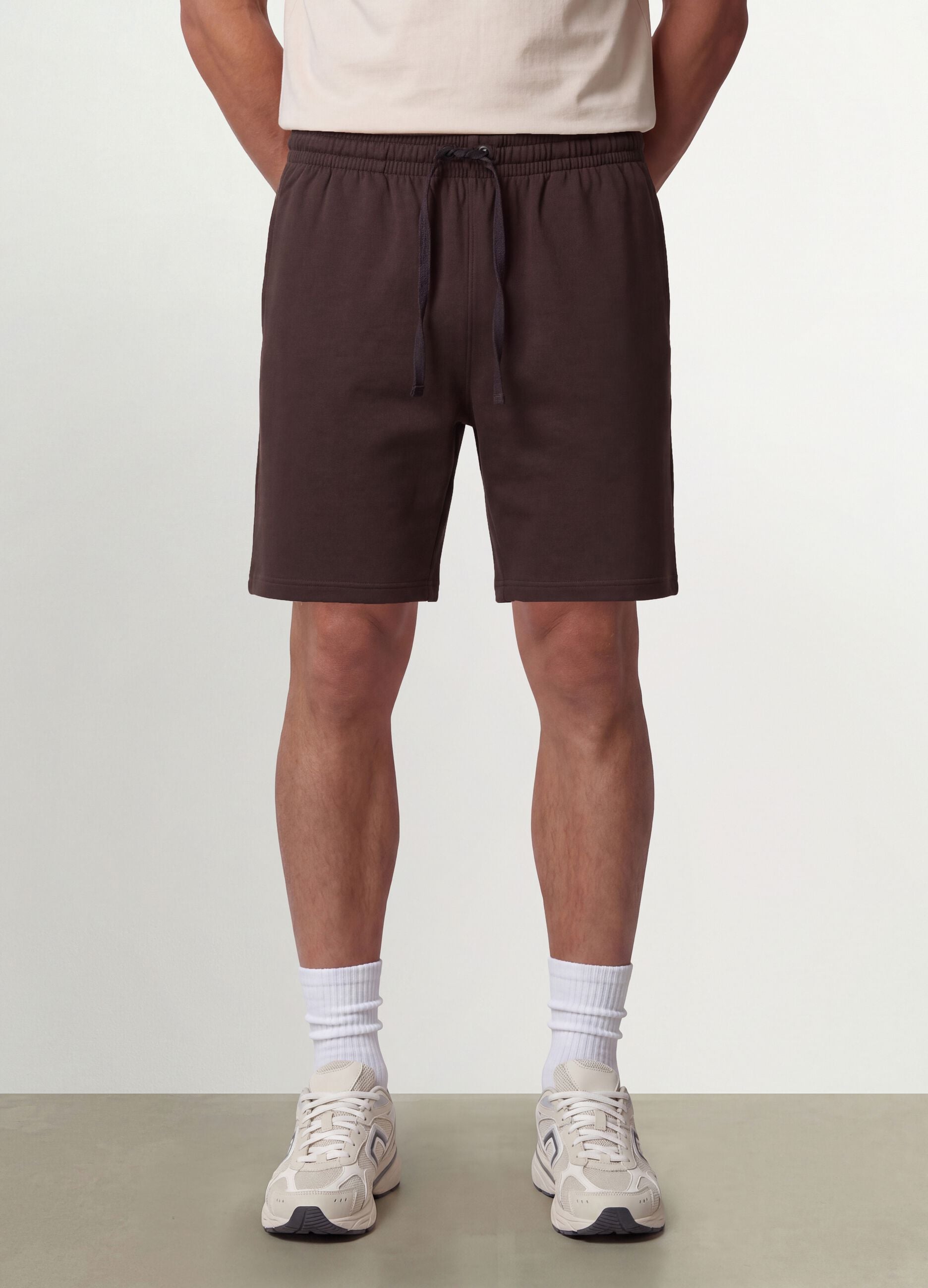 Shorts marrone in misto cotone con vita elasticizzata regular fit