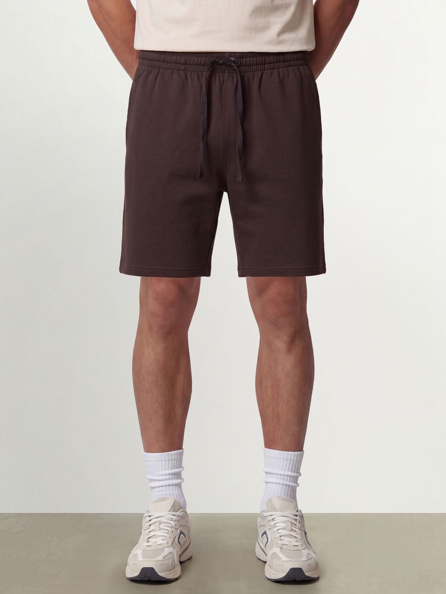 Shorts marrone in misto cotone con vita elasticizzata regular fit_1